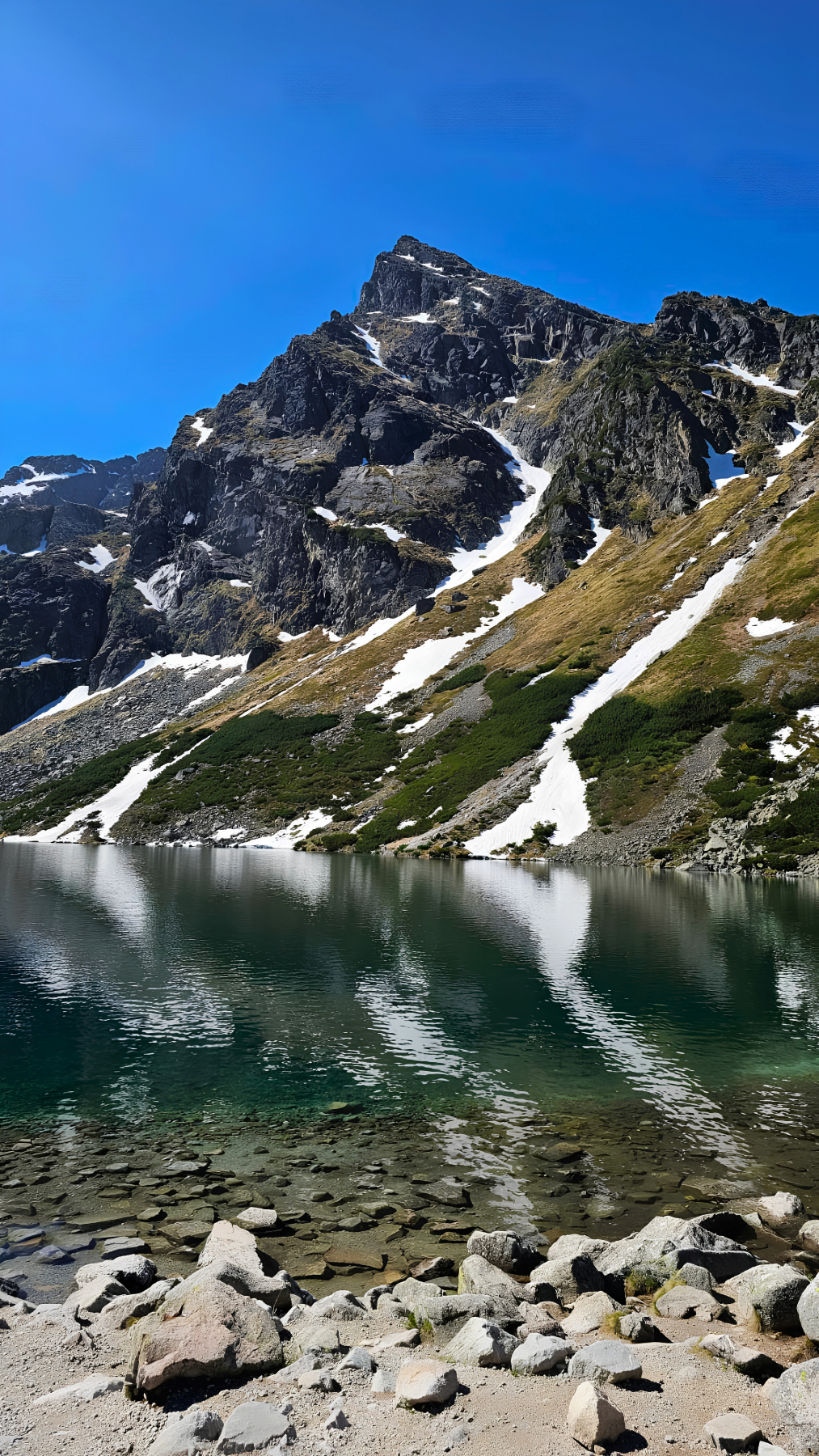 Tatry na wyciągnięcie ręki – odkryj Czarny Staw Gąsienicowy z Villi Nosal